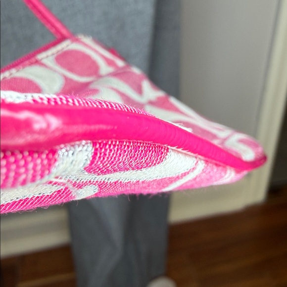 Coach EUC pink and cream, monogrammed wristlet with hang tag - Picture 5 of 8